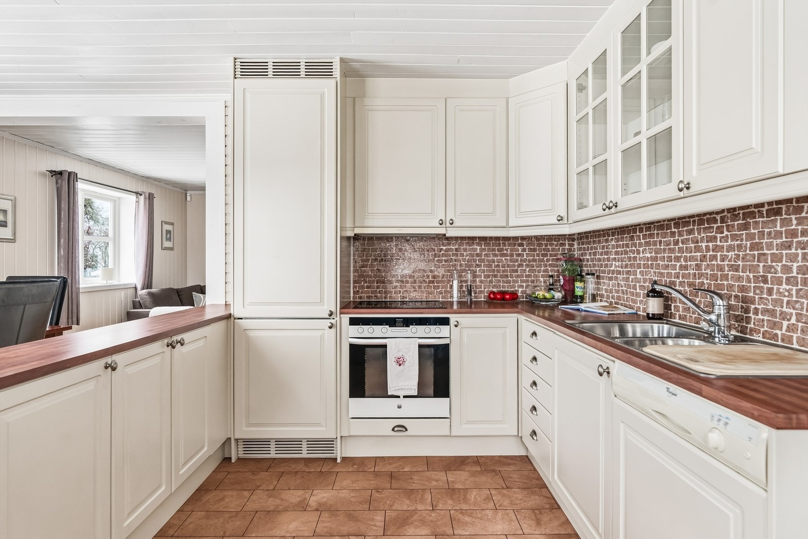 Videre har kjøkkenet integrerte hvitevarer som kjøle-/fryseskap, oppvaskmaskin, komfyr og platetopp. Galleribilde