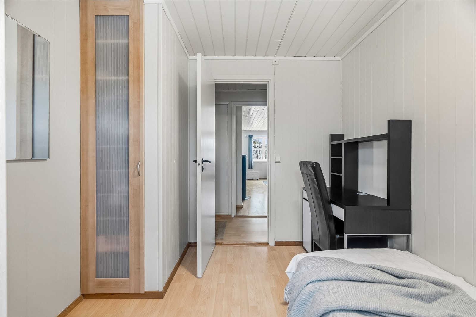 Det er plass til seng, nattbord, garderobeløsning og skrivebord. Galleribilde