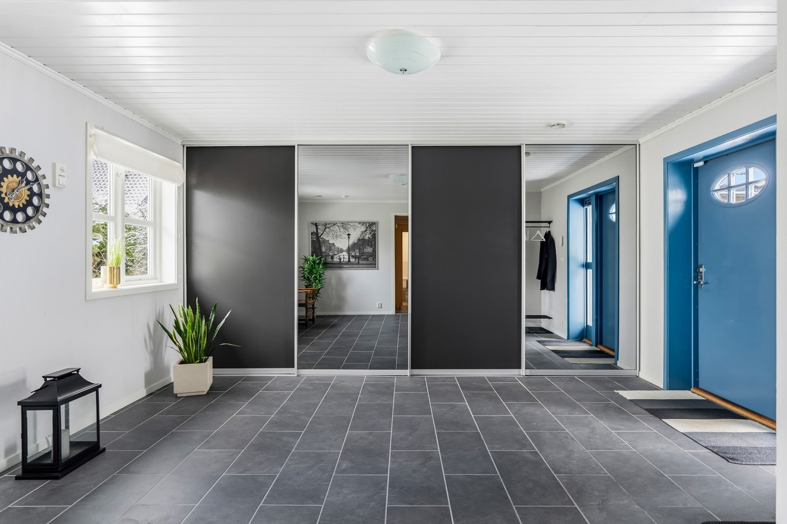 Det er fliser på gulvet, og malte vegg- og takflater. Galleribilde