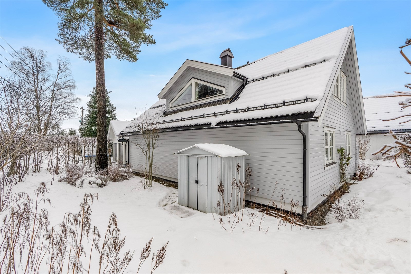 Hagen er omkranset av hekk, og er opparbeidet med gressplen, busker og øvrig beplantning. Galleribilde