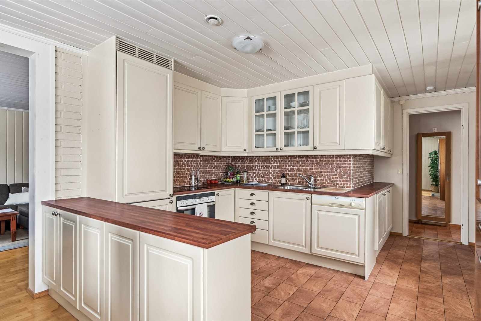 Kjøkkenet har flislagt gulv. Galleribilde