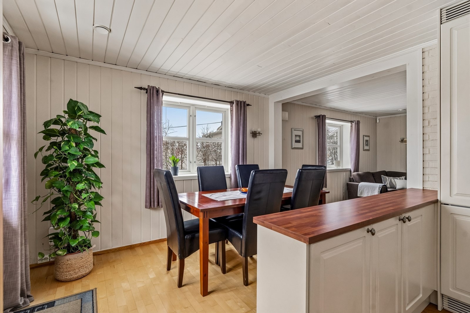 Ved kjøkkenet er det utgang til terrasse. Galleribilde