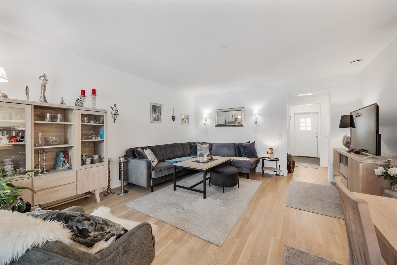 Stuen har god plass til en romslig sofagruppe og øvrig møblement. Galleribilde