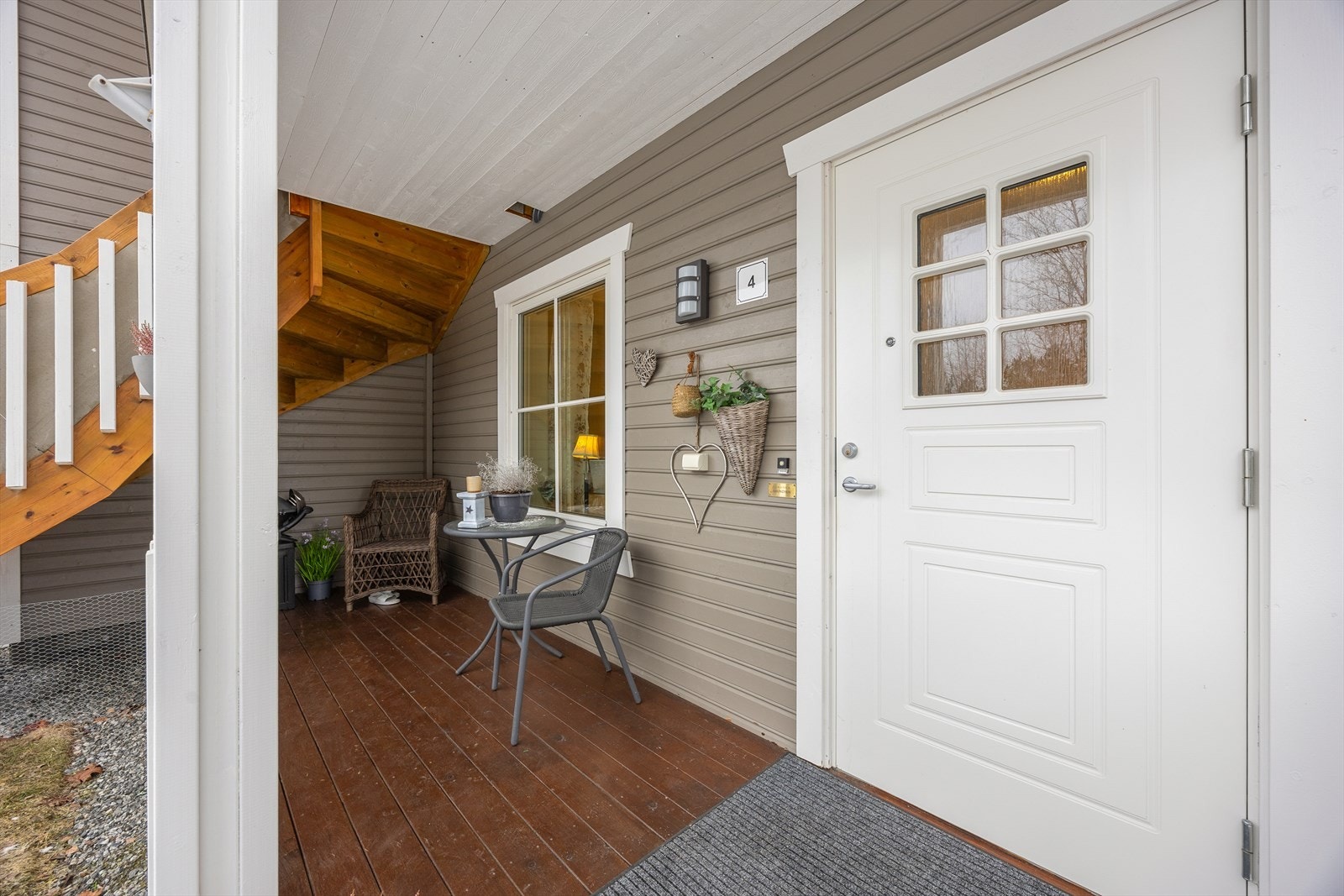 Ved inngangspartiet er det en overbygget terrasse på 8 m². Galleribilde