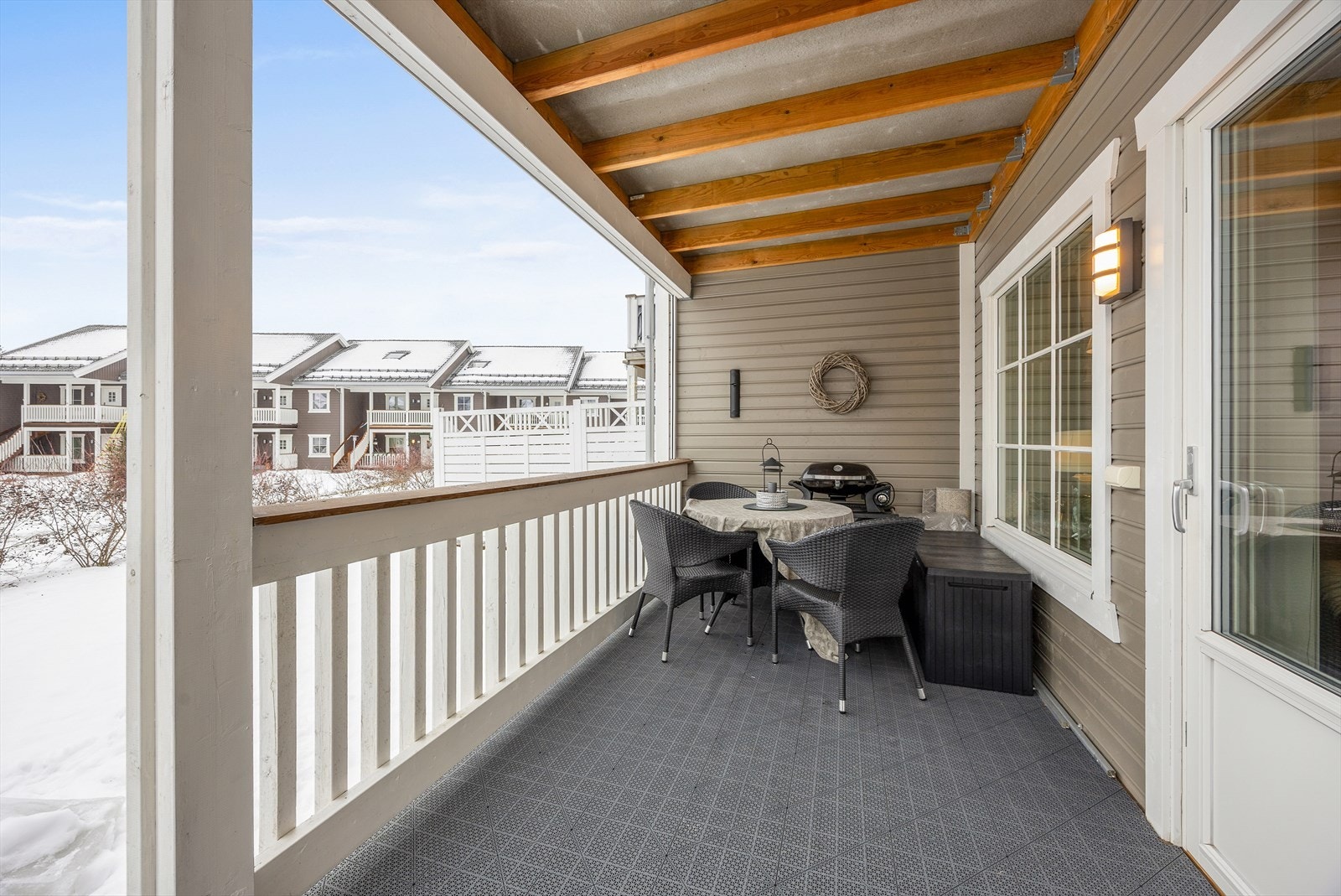 Dette er en pen og innbydende leilighet på bakkeplan med trappefri adkomst og stor, koselig uteplass. Galleribilde