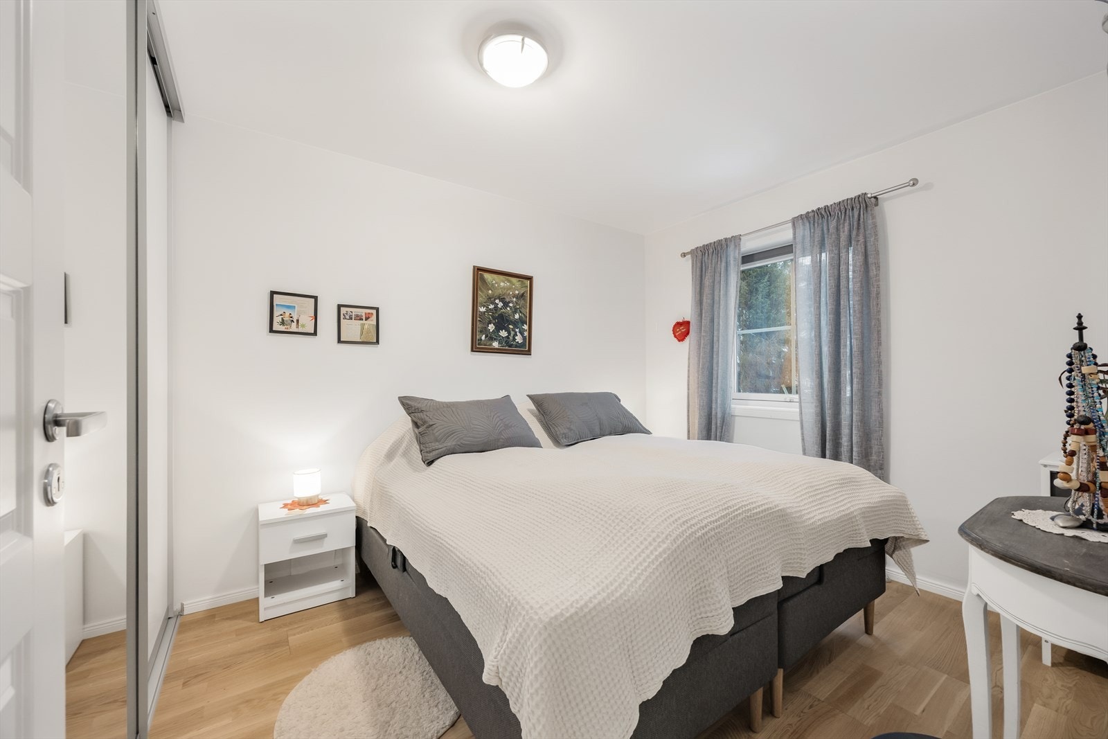 Hovedsoverommet har god plass til dobbeltseng og nattbord. Galleribilde