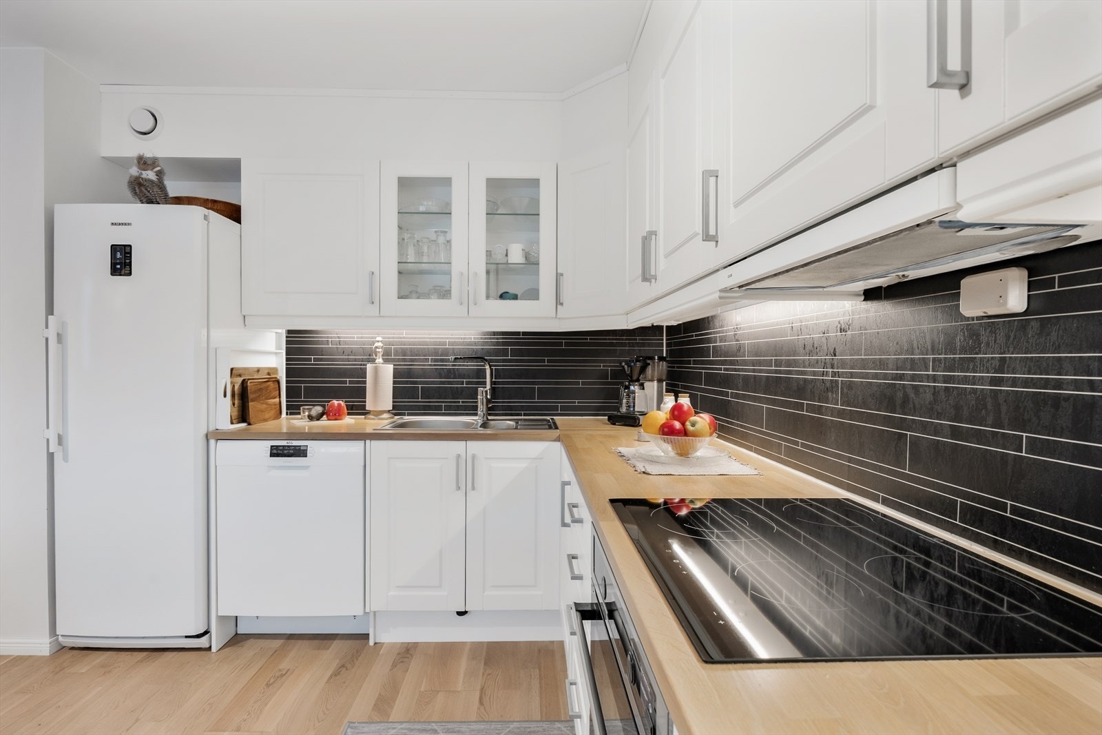 Kjøkkenet er utstyrt med integrert koketopp og komfyr, samt opplegg for oppvaskmaskin. Galleribilde