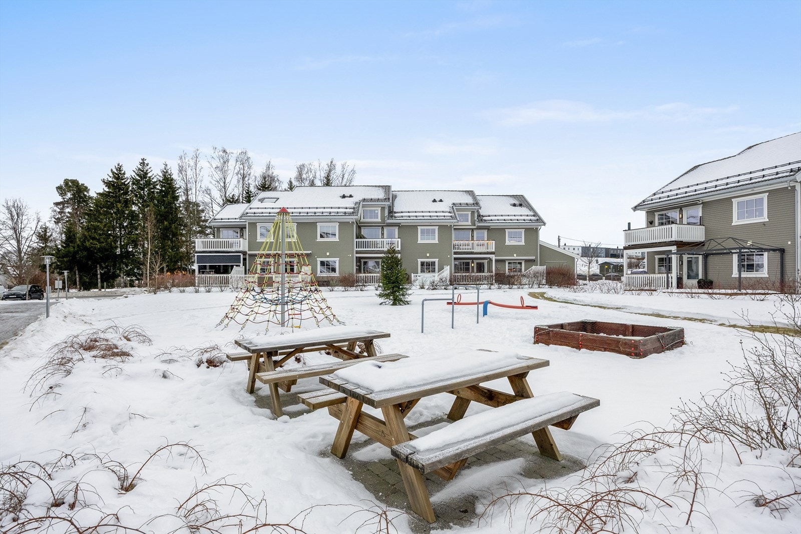 På fellesområdet finnes det lekeapparater og sittegrupper. Galleribilde