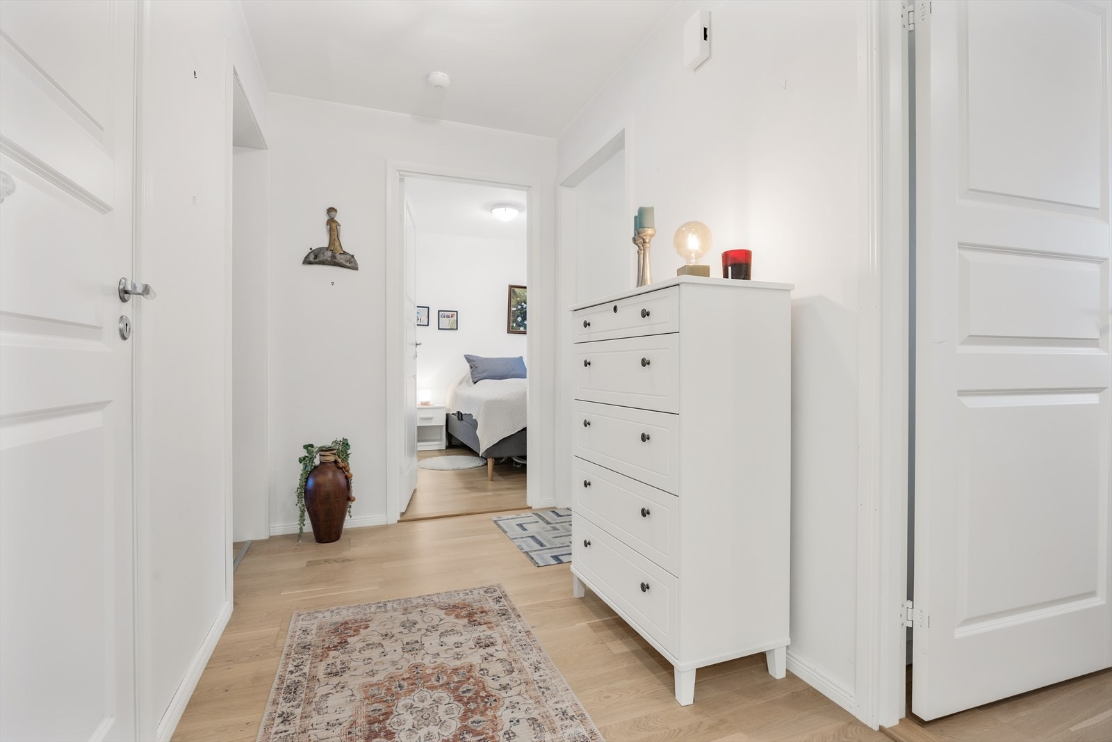 Innerdørene er hvite og profilerte, som står i stil med listverket. Galleribilde