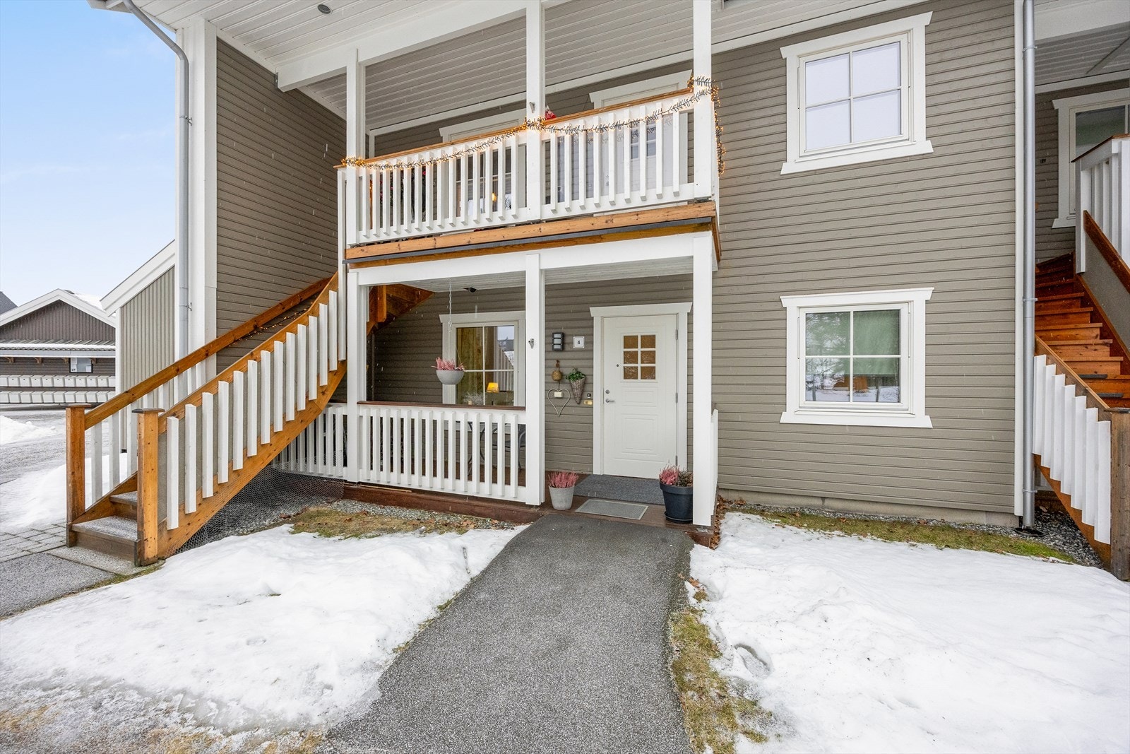 Leiligheten har enkel adkomst fra bakkeplan, uten trapper. Galleribilde