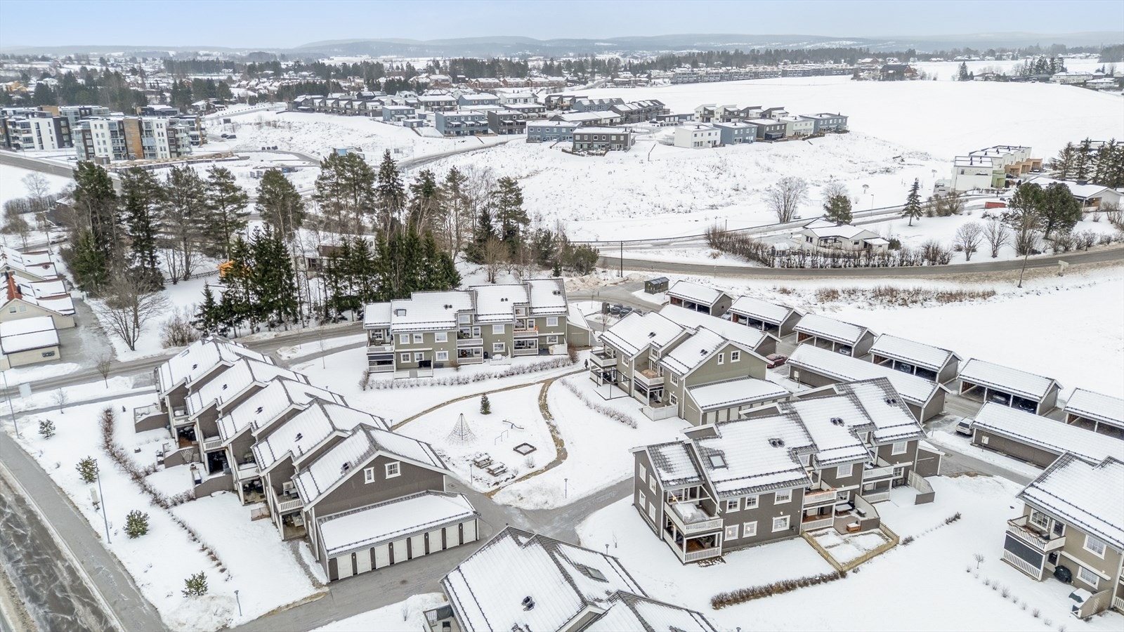 Fellesarealene er pent opparbeidet med plen og asfalterte internveier. Galleribilde