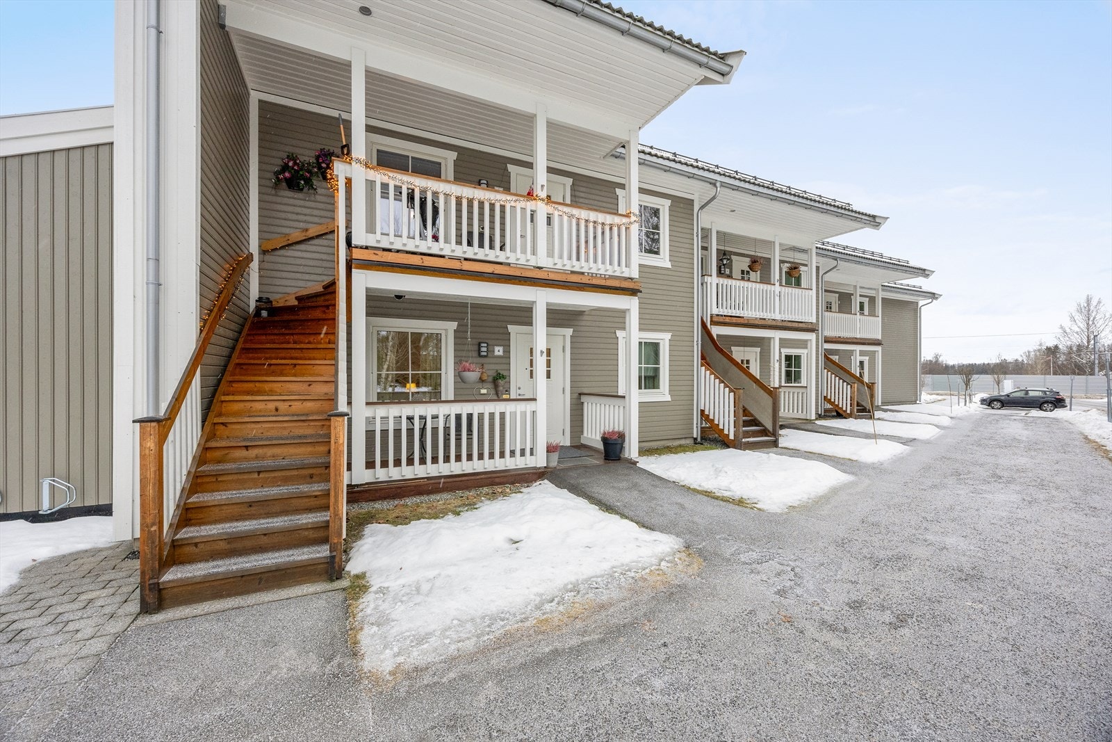 Bygget er fra 2018 og har yttervegger med malt, liggende kledning. Galleribilde