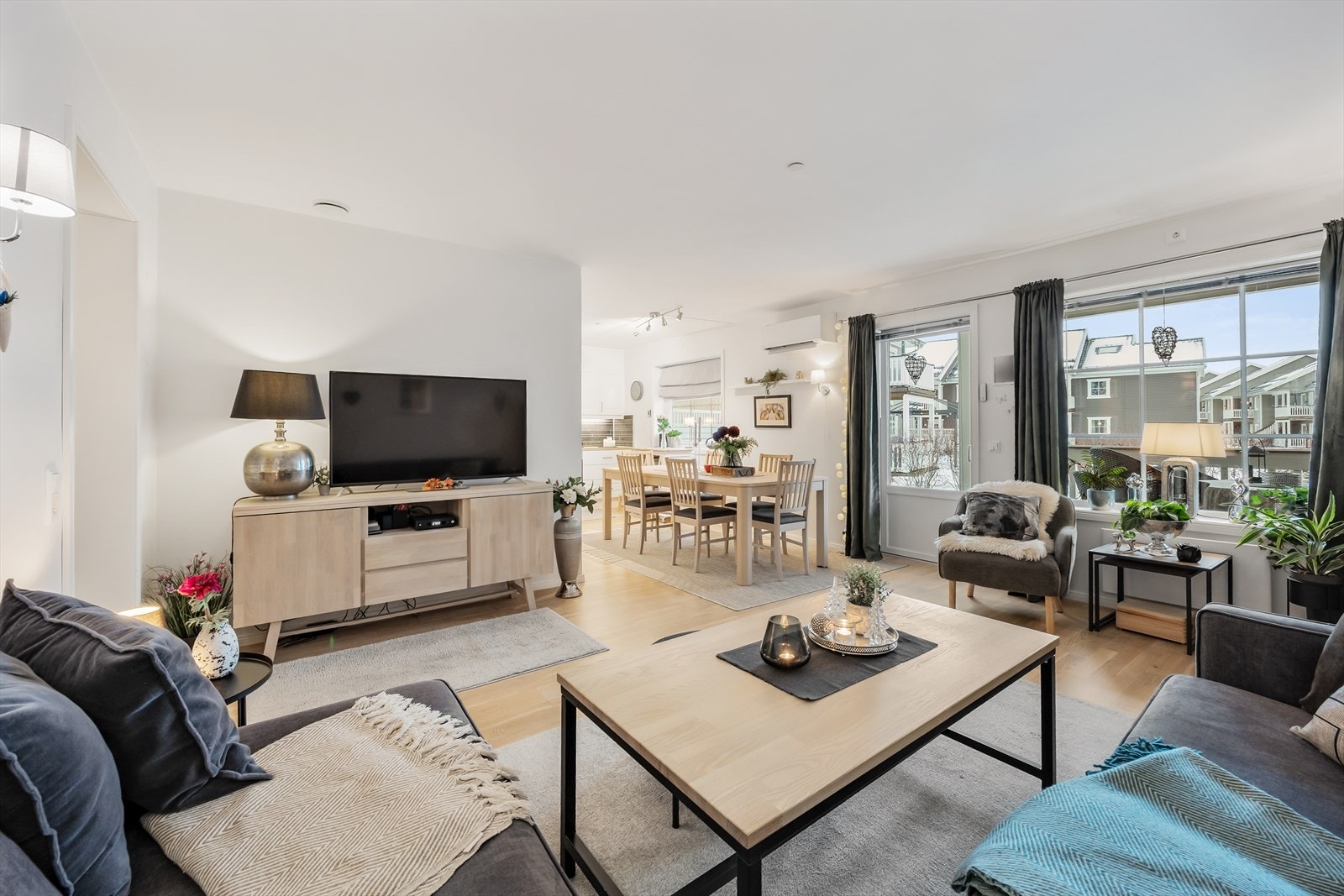 Store vindusflater med 3-lags isolerglass fra 2018 slipper inn rikelig med lys. Galleribilde