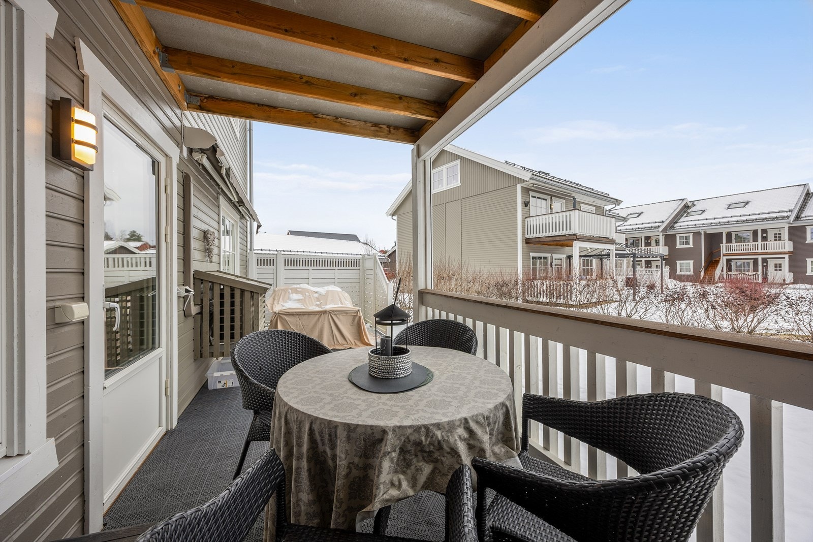 Den overbygde delen gir ly for vær og vind. Galleribilde