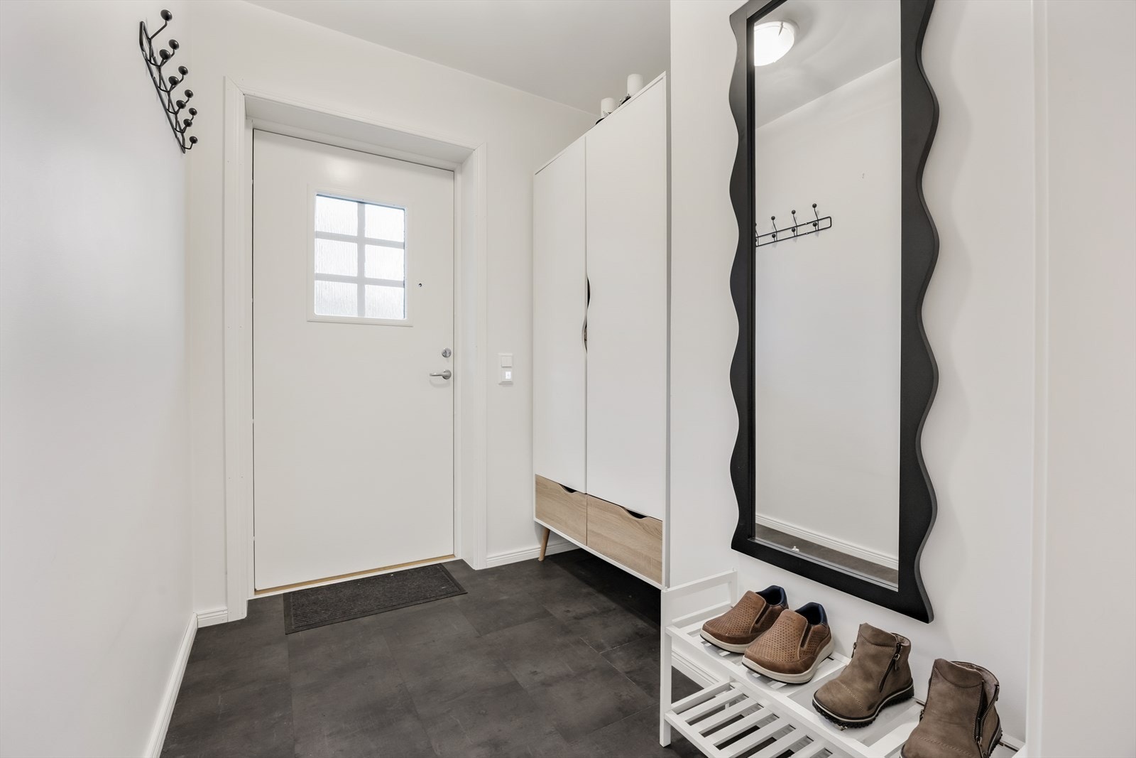 Entré med god plass for yttertøy og sko. Galleribilde