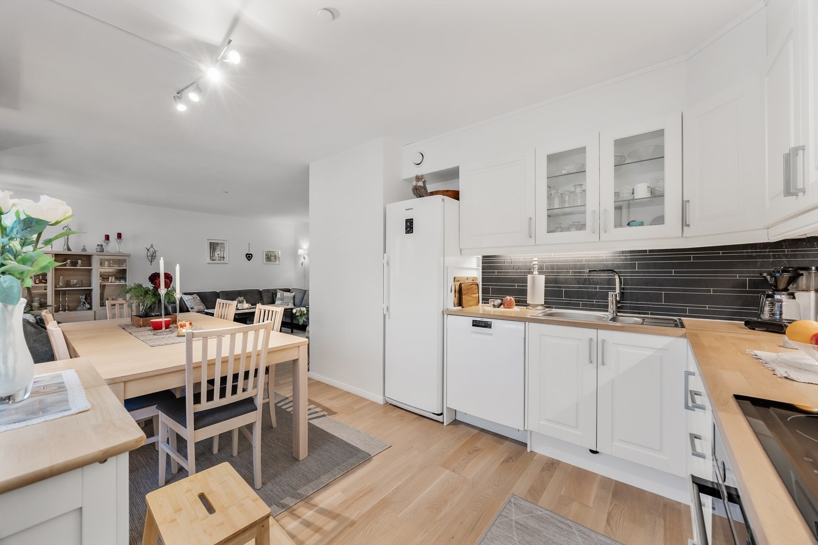 Den halvåpne løsningen skaper en sosial og inkluderende atmosfære. Galleribilde