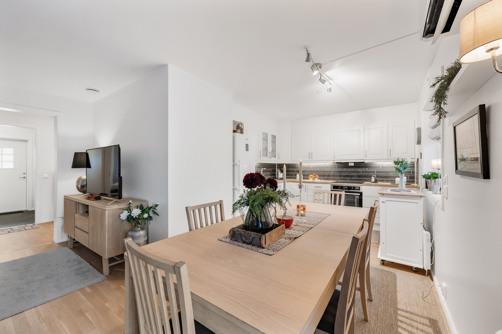 Spiseplassen er en naturlig sone mellom kjøkkenet og stuen. Galleribilde