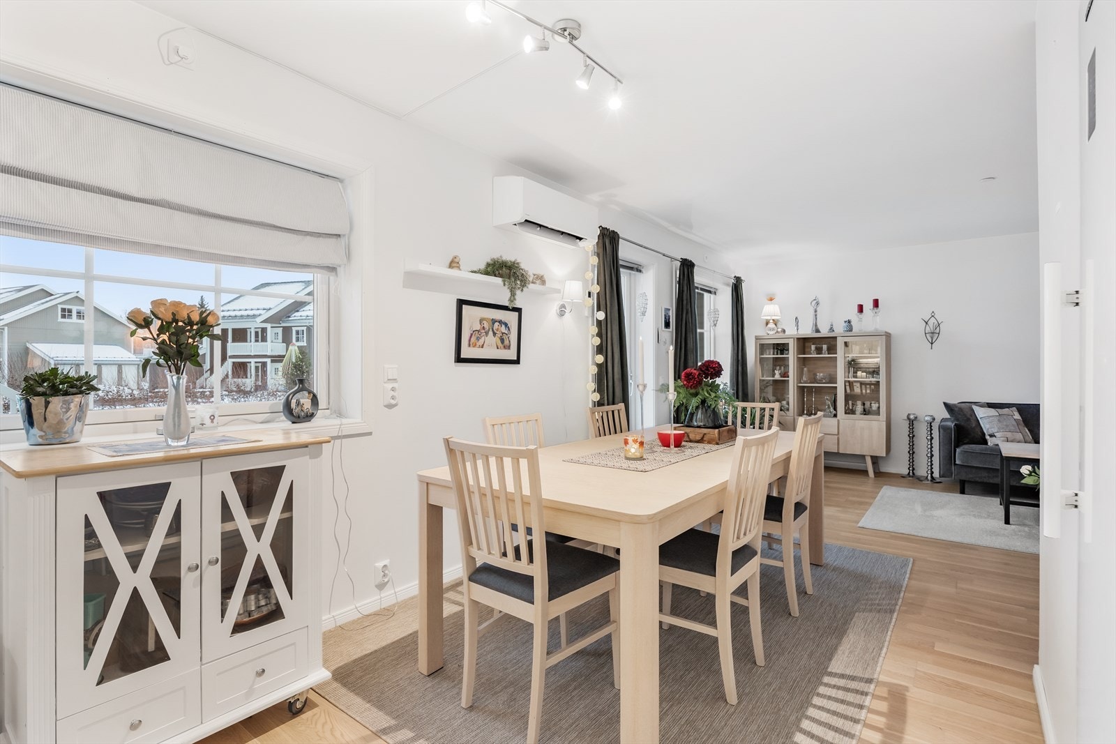 En luft-til-luft varmepumpe sørger for effektiv oppvarming av oppholdsrommet. Galleribilde