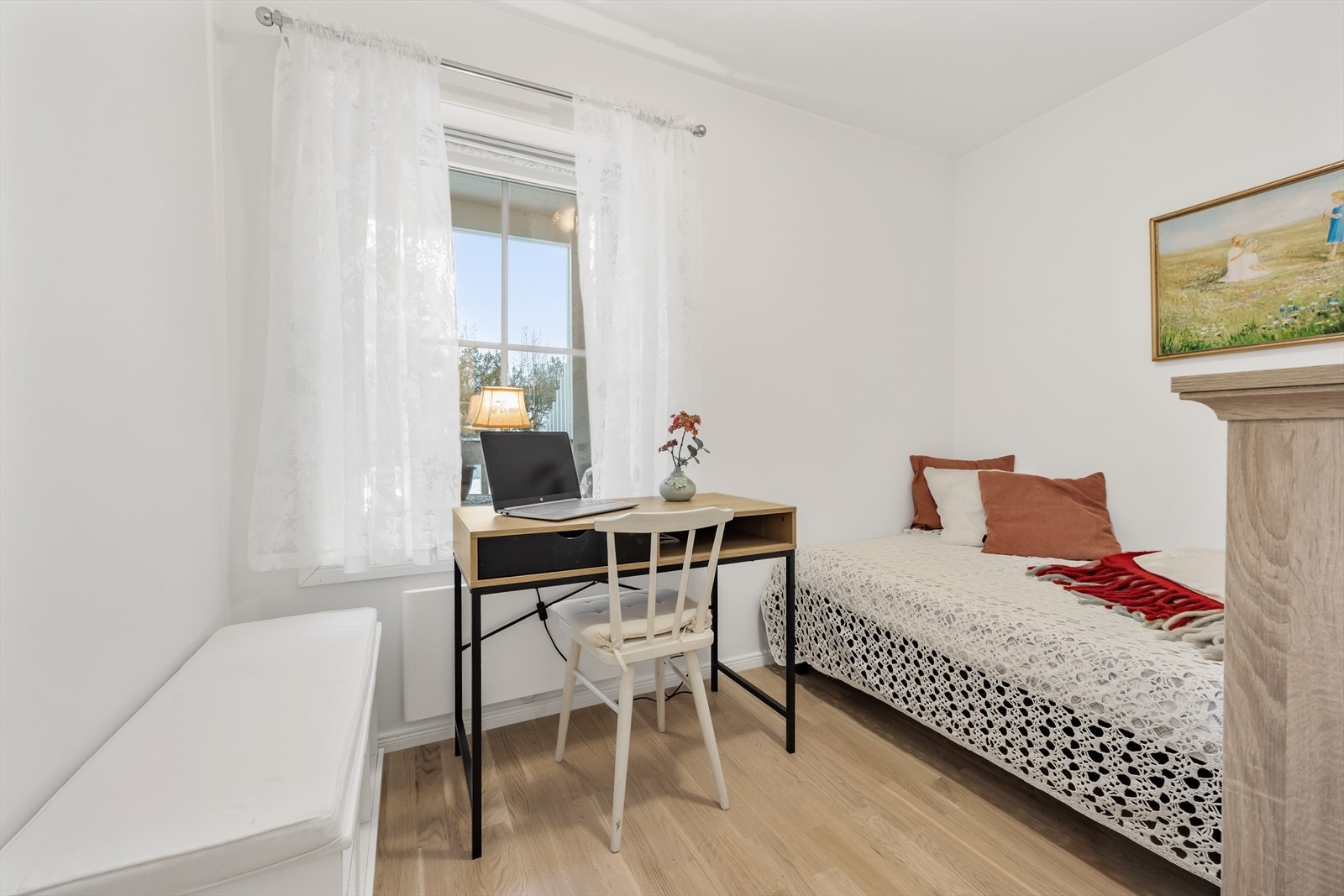 Det andre soverommet egner seg godt som barnerom, gjesterom eller kontor. Galleribilde