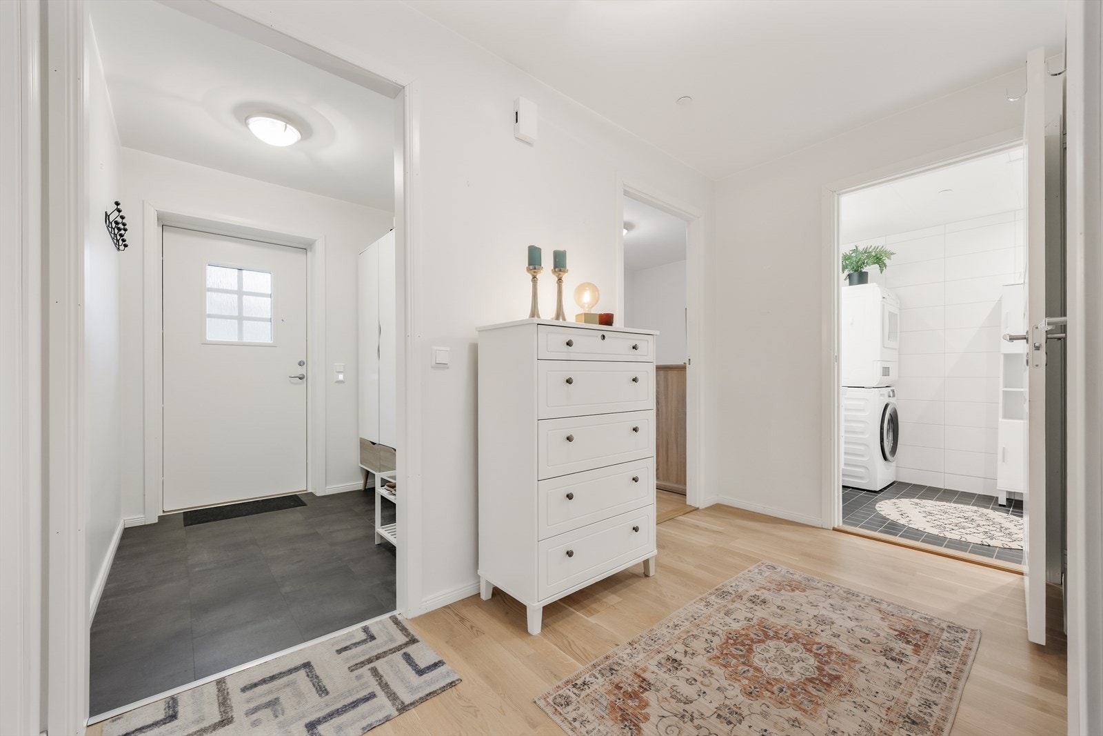 Fra gangen er det adkomst til bad og soverom, adskilt fra oppholdsrommene. Galleribilde