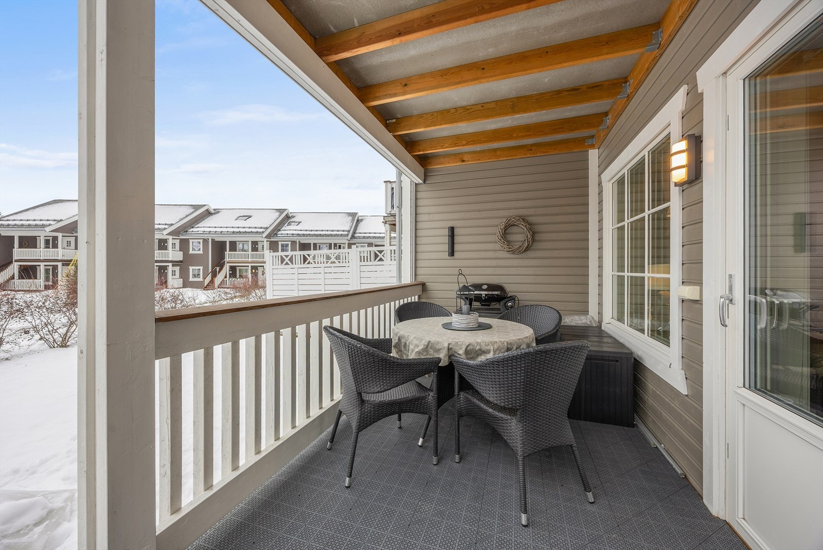 Terrassen på 18 m² er belagt med impregnerte terrassebord og PVC-fliser. Galleribilde