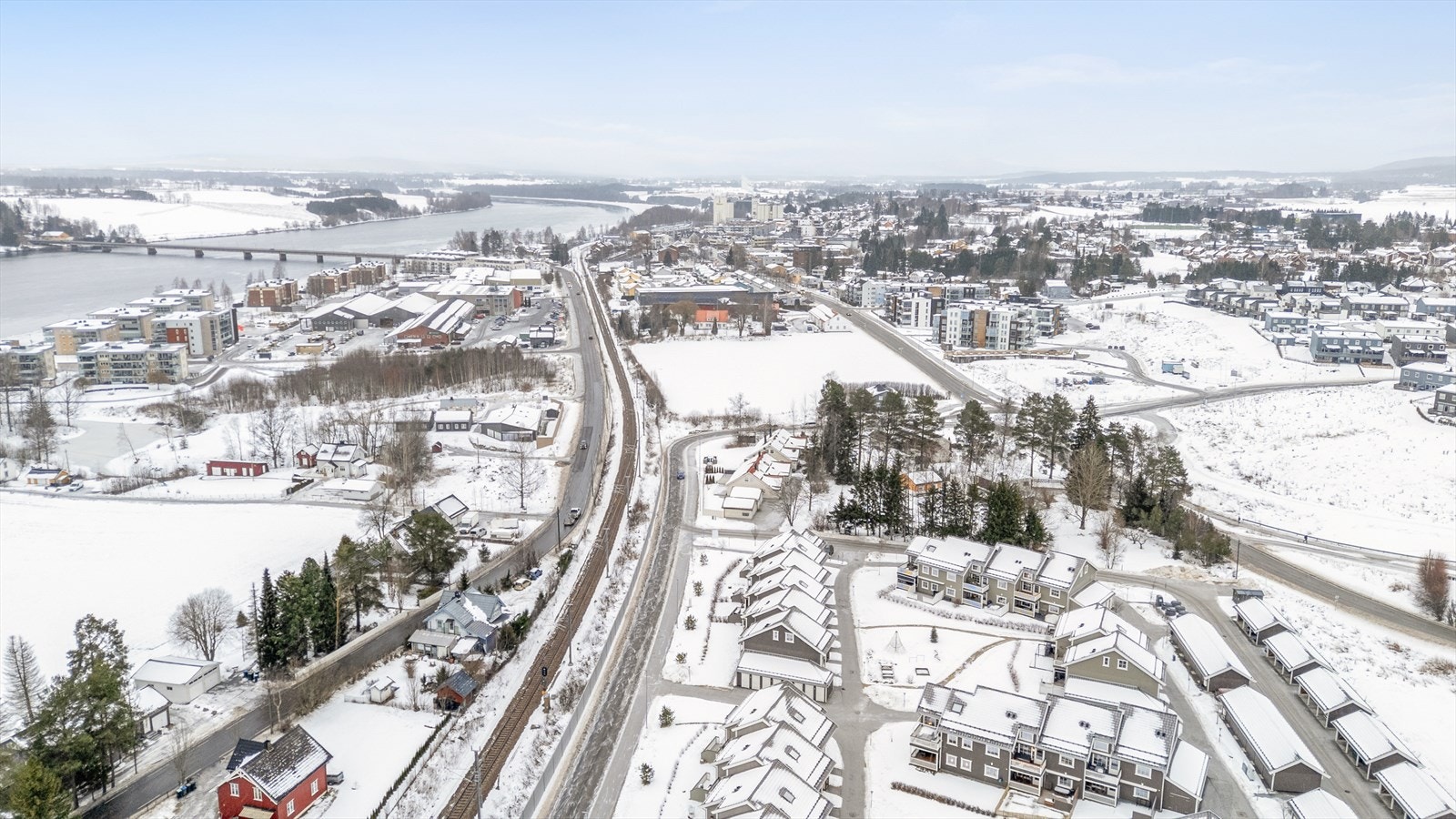 Fra eiendommen er det kort vei til sentrum og Glomma. Galleribilde