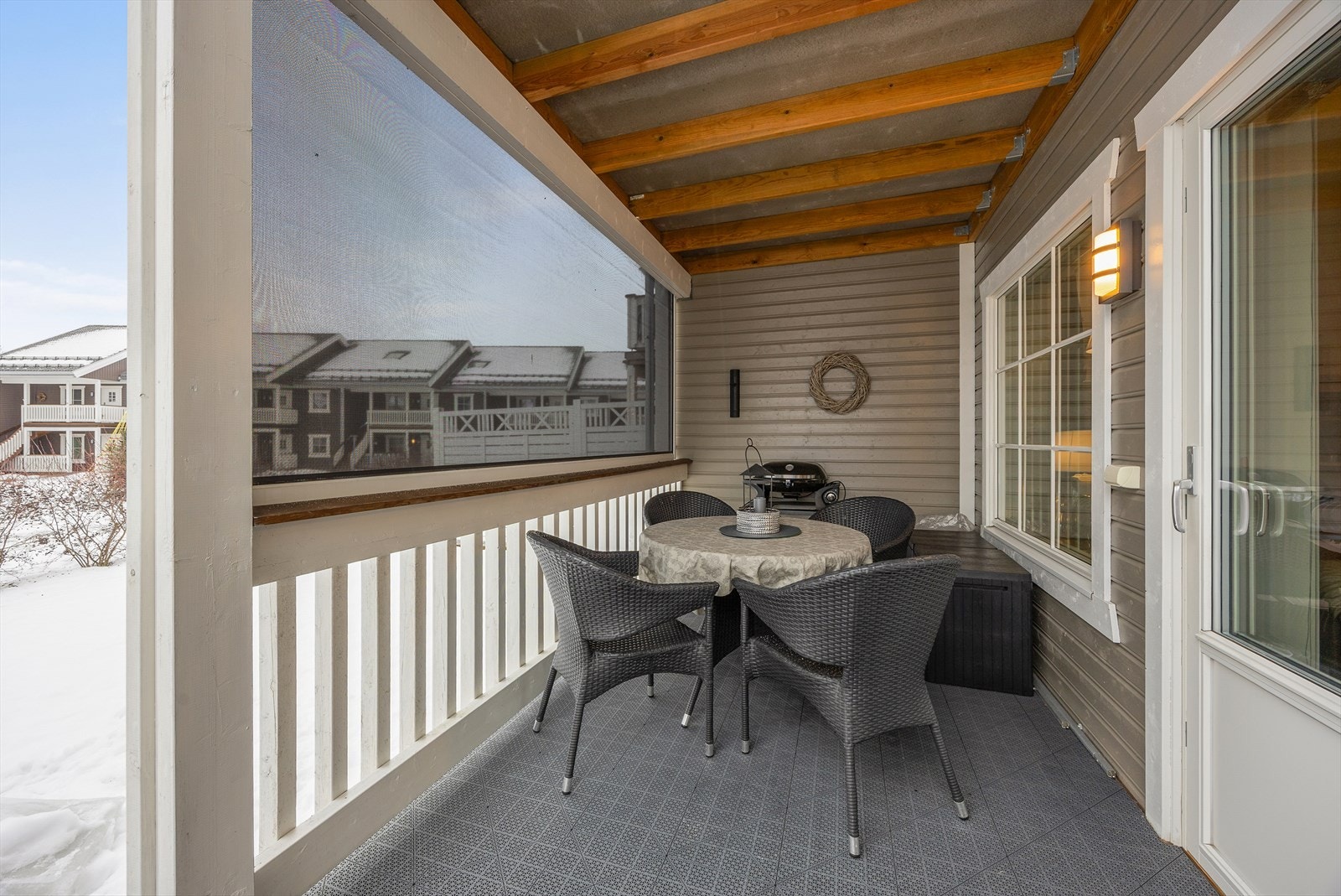 Det er montert utelys og stikkontakt, som gjør uteplassen anvendelig. Galleribilde