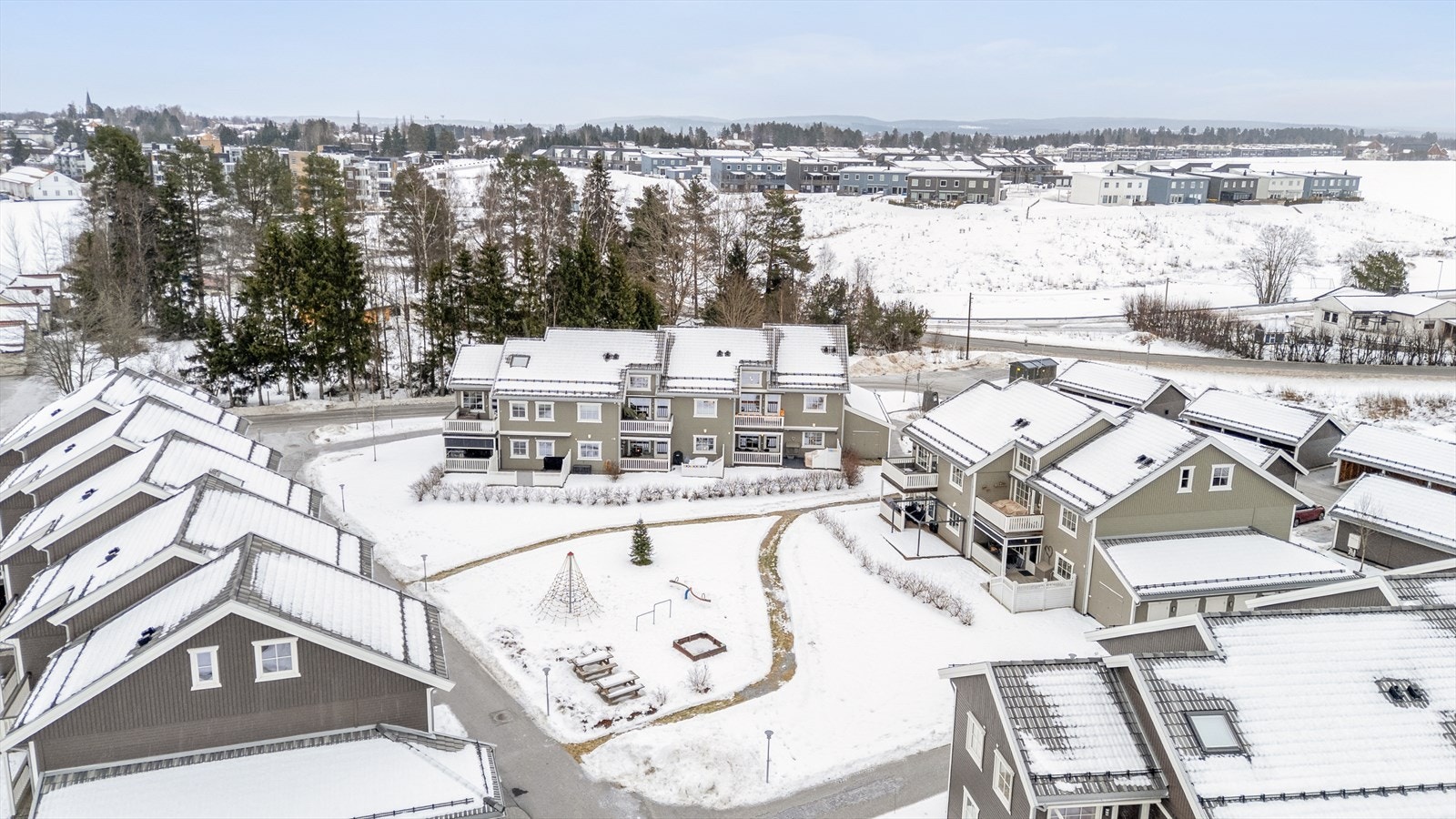 Sameiet har avtale om robotgressklippere for vedlikehold av plenområdene. Galleribilde