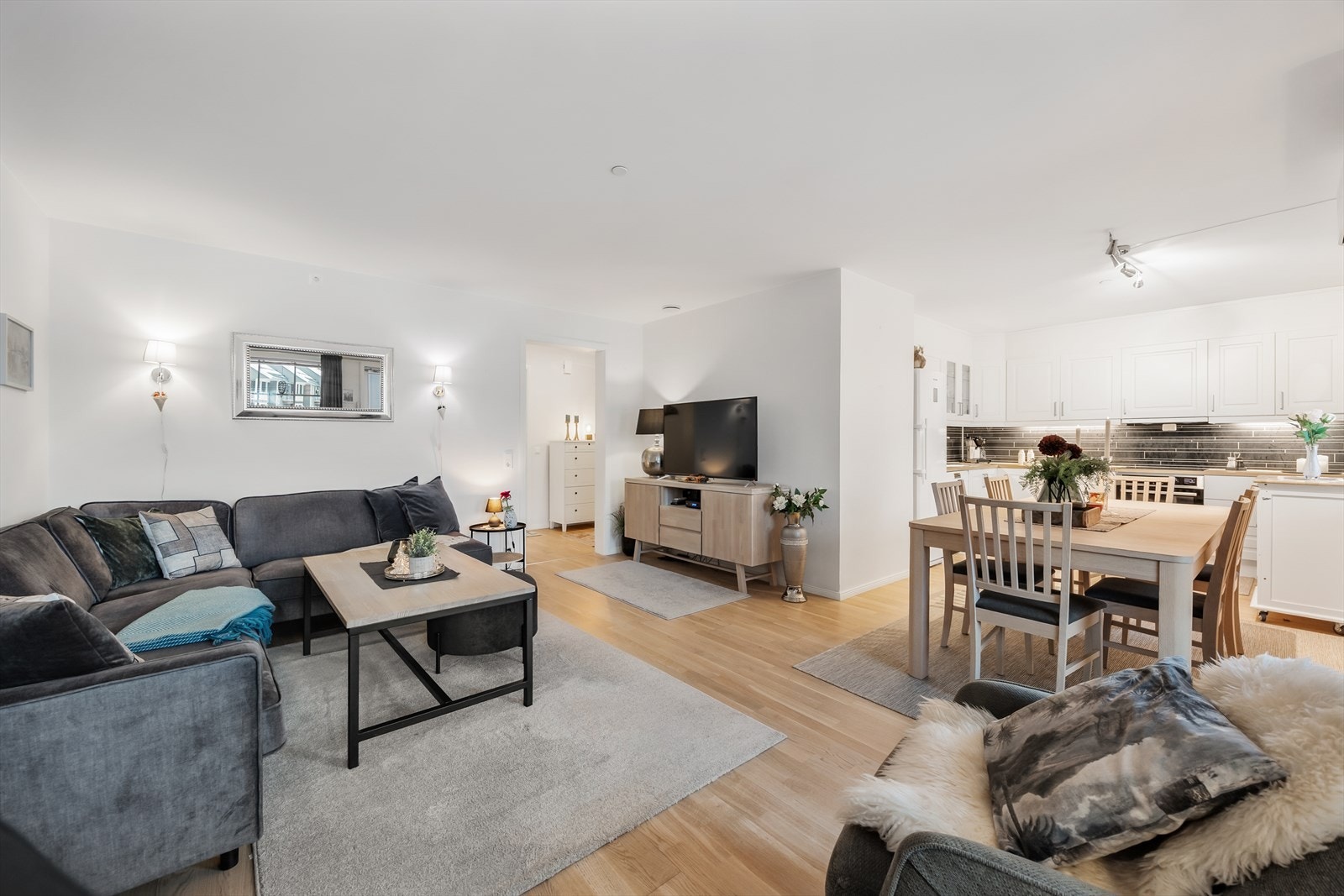 Den åpne og luftige stuen er et sentralt samlingspunkt i boligen. Galleribilde