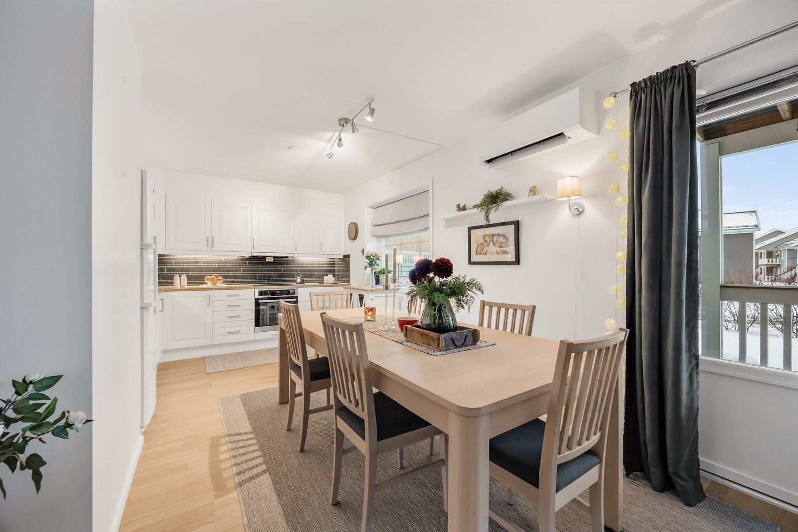 Overflatene er gjennomgående med parkett- og laminatgulv og malte vegger. Galleribilde