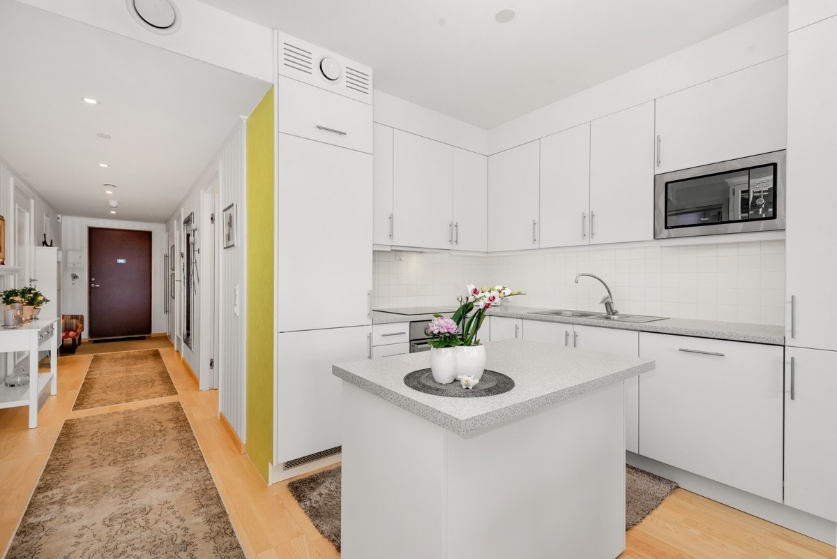 Toppmoderne kjøkken med integrerte hvitevarer Galleribilde