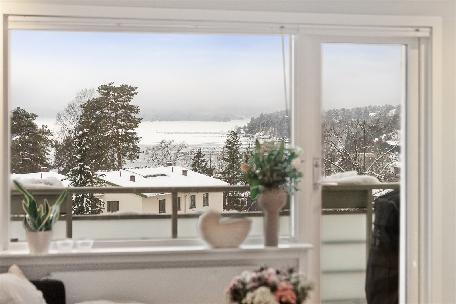 Fin utsikt fra flere rom, her til Holtekilen fra stue Galleribilde