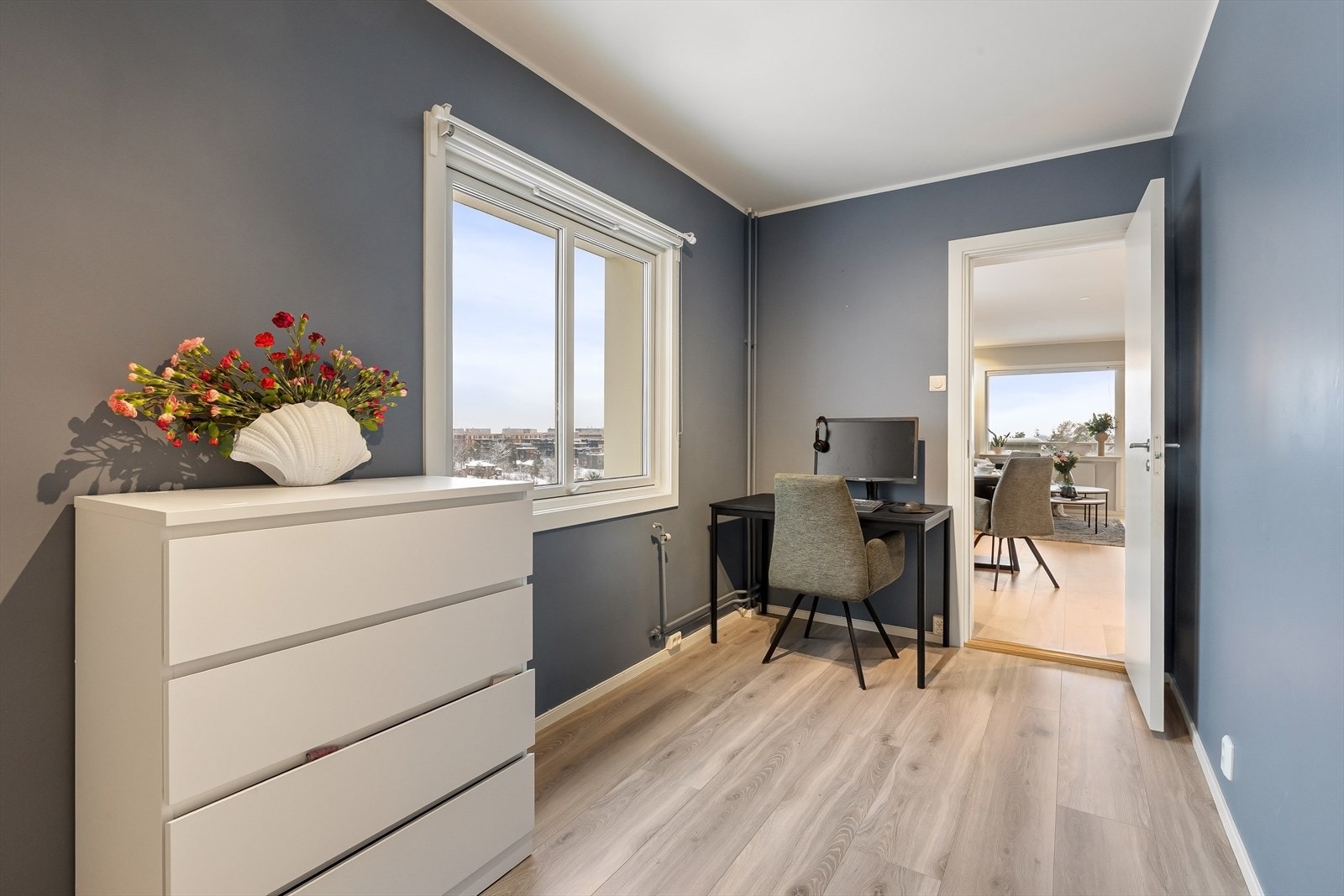 Soverom 2 av god størrelse. Utsiktsvindu med fint utsyn over Fornebulandet Galleribilde