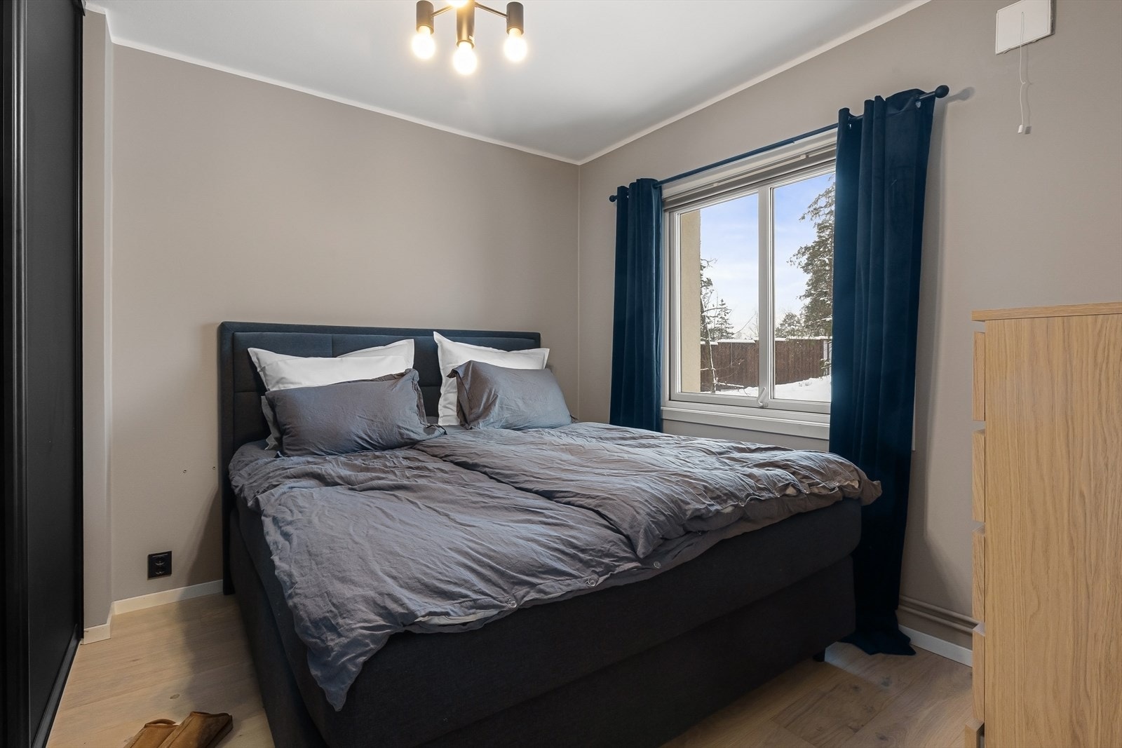 Hovedsoverom har god plass til både seng og garderobe Galleribilde