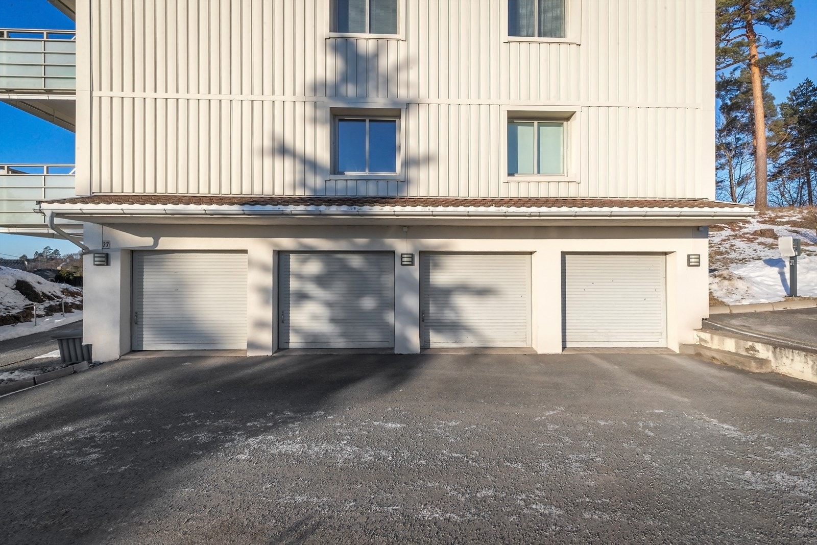 Sameiet har 4 garasjeplasser. Selger eier en av disse og kan selge den mot kr 350.000 + omk i tillegg til kjøpesummen. Galleribilde