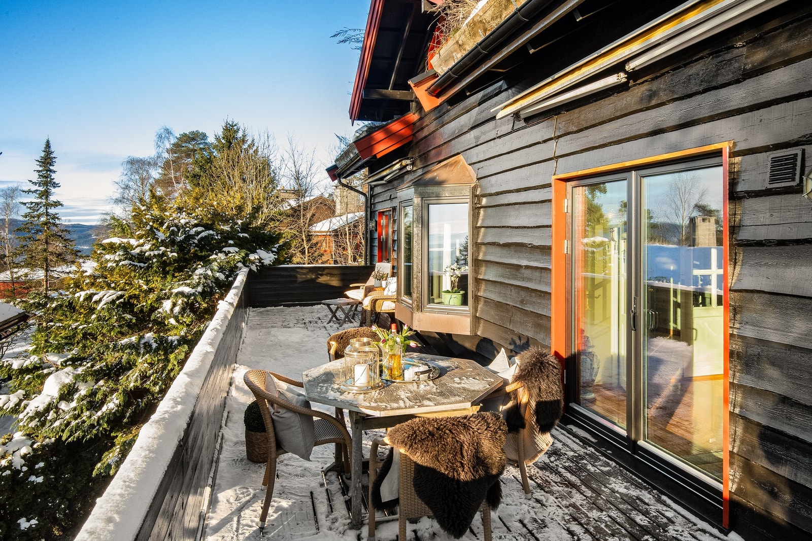 Stor terrasse (ca. 57 m²) med adkomst fra stue og kjøkken - perfekt for måltider ute i solen Galleribilde