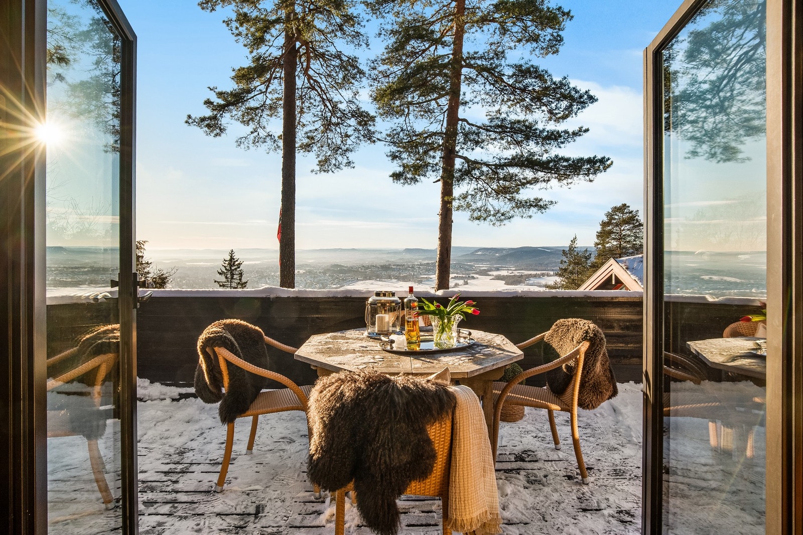 Høyt og solrikt beliggende med vidstrakt utsikt mot Oslofjorden og Bogstadvannet Galleribilde