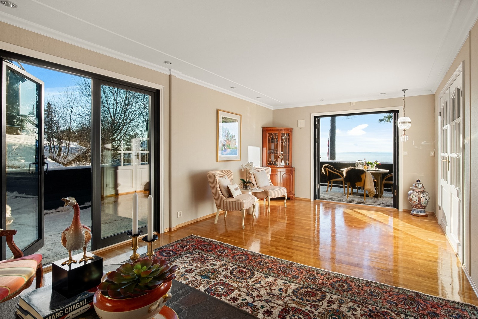 Lys stue med doble terrassedører (nye 2025) og to utganger til den solrik terrassen Galleribilde