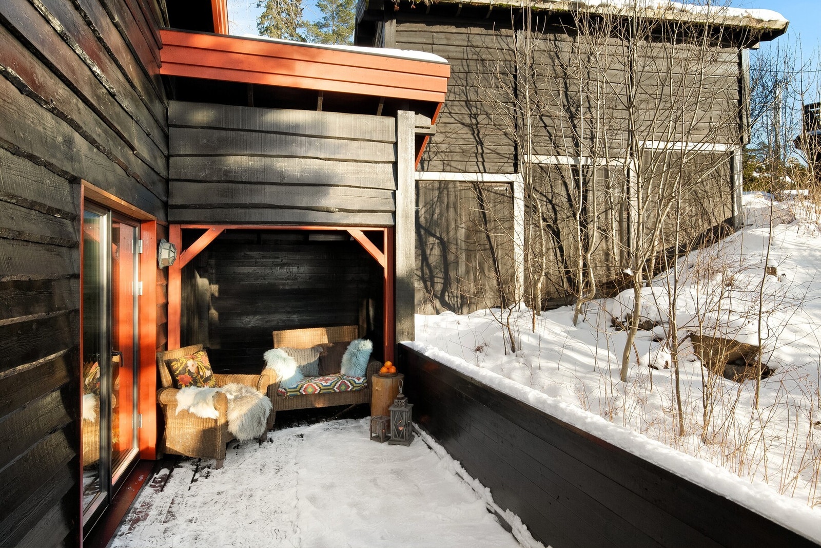 Terrassen mot sydøst har en hyggelig overbygget uteplass Galleribilde