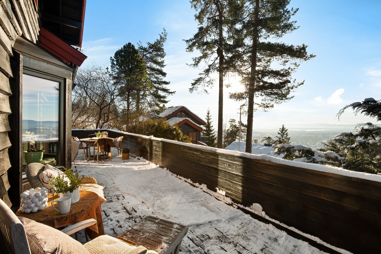 Stor sydvendt terrasse med svært gode solforhold og vakker utsikt - sol til ca. 21:30 på sommerstid Galleribilde