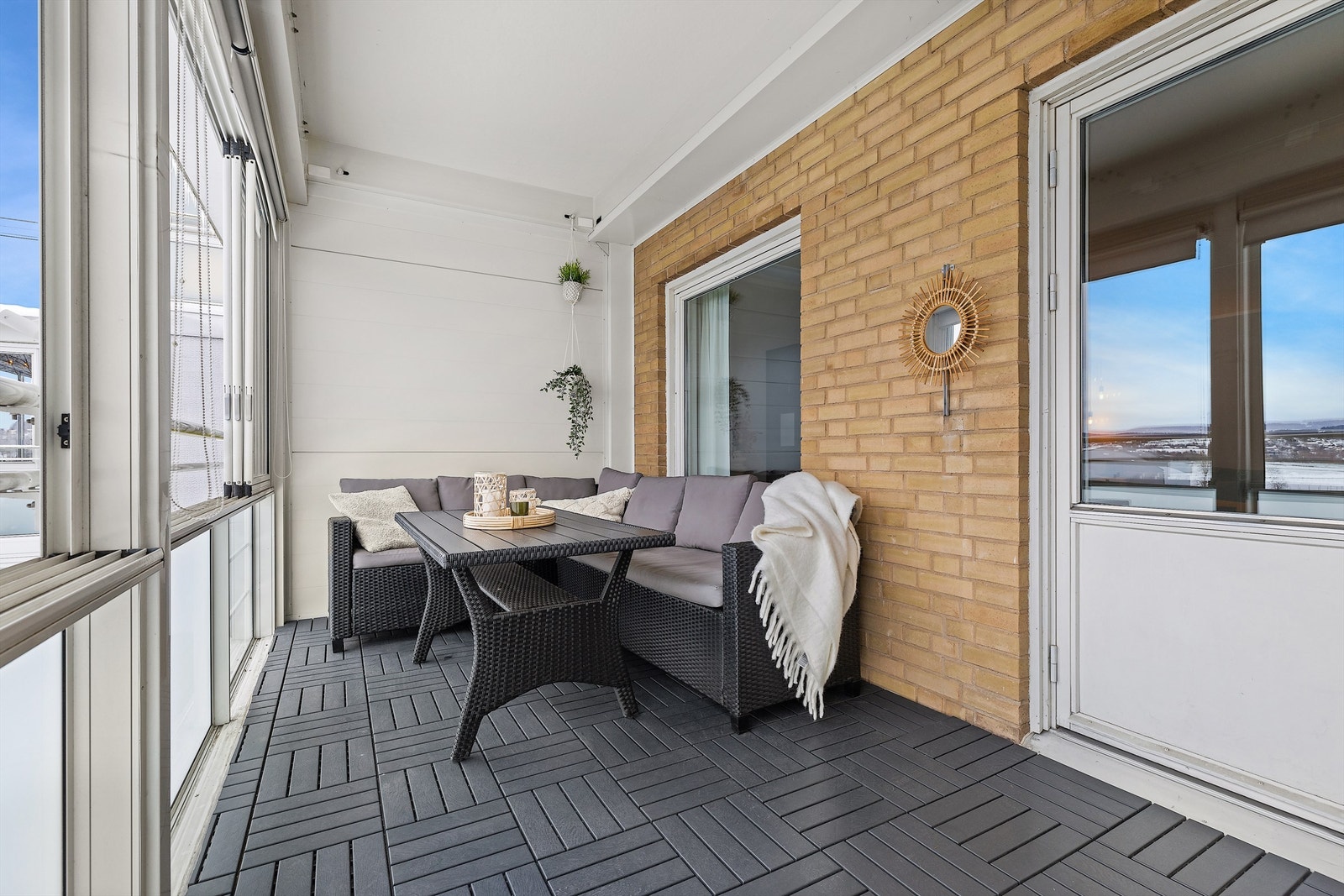 Innglassingen gjør at balkongen kan nytes store deler av året. Galleribilde