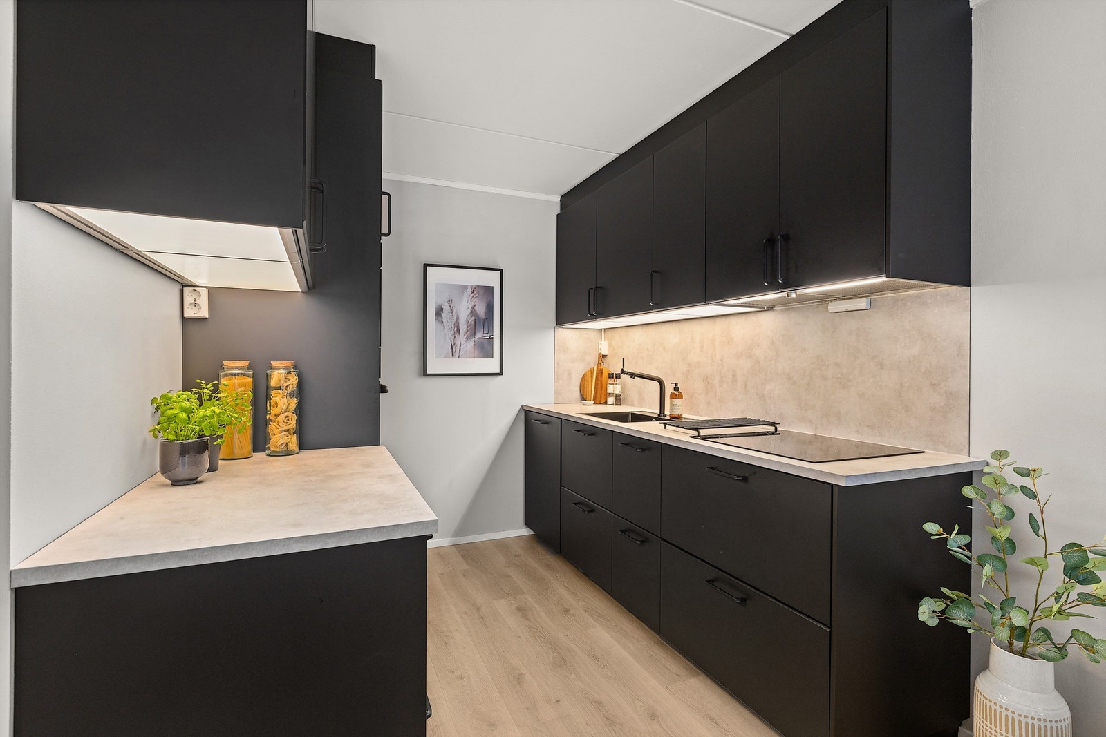 Kjøkkenet har godt med skap- og benkeplass. Galleribilde