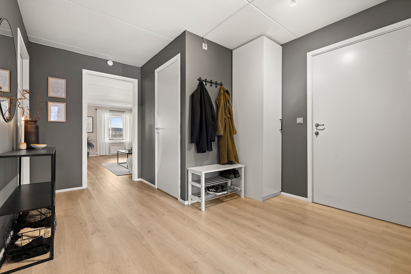 En lys og romslig entré med god plass til yttertøy og sko. Det er også mulig å montere stort garderobeskap Galleribilde