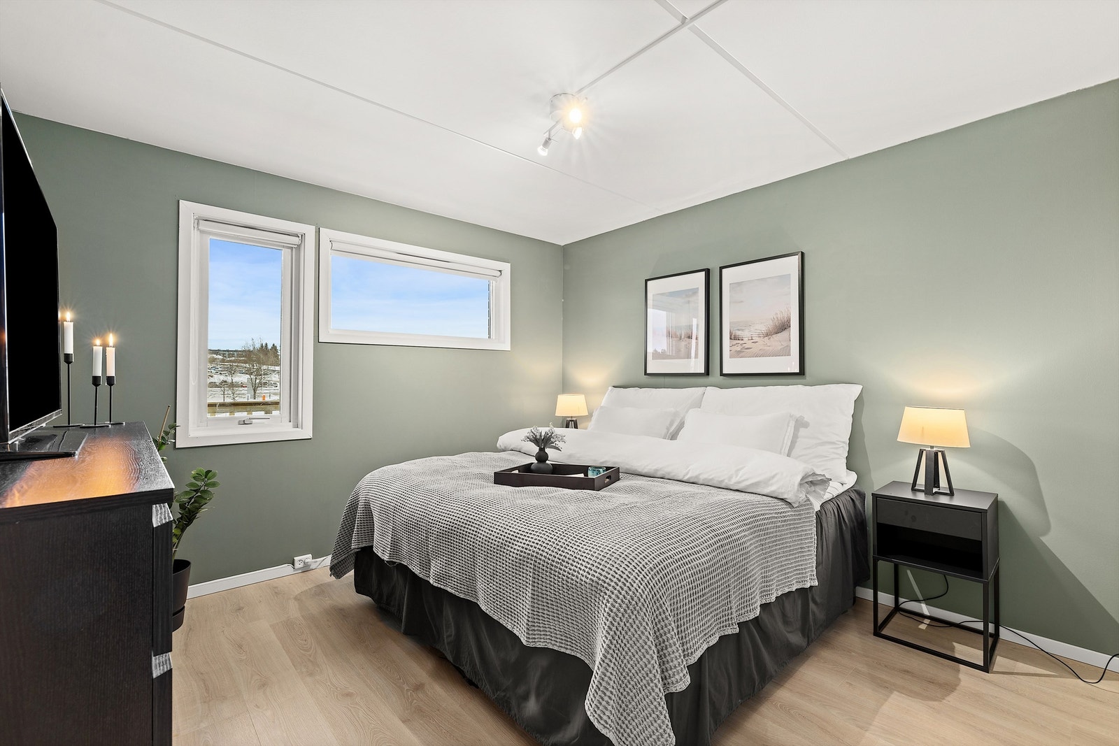 Hovedsoverommet er romslig med plass til dobbeltseng og møblement. Galleribilde