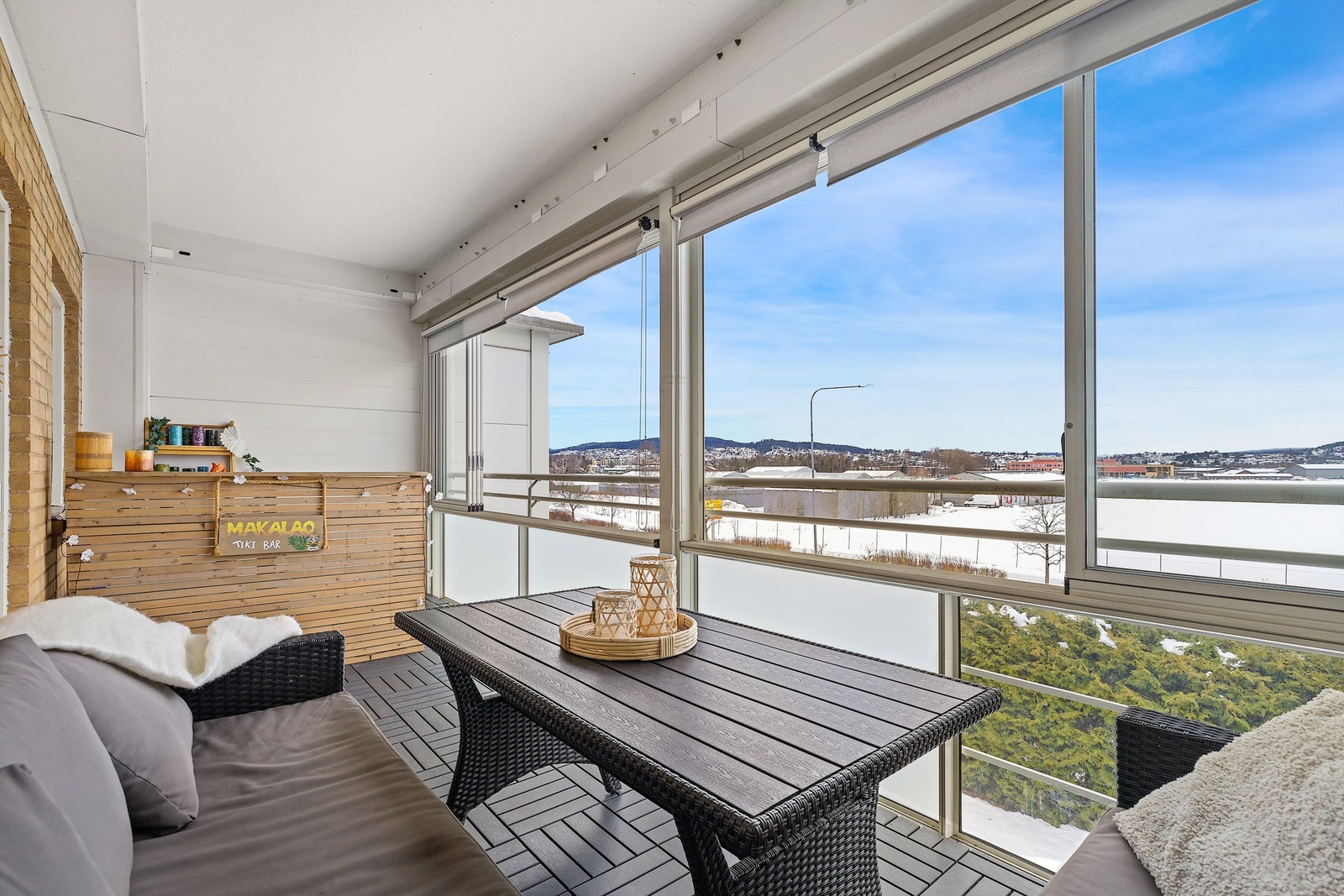 Romslig innglasset balkong på 13 m² som fungerer som en forlengelse av stuen med utsikt over Kjeller og Lillestrøm Galleribilde