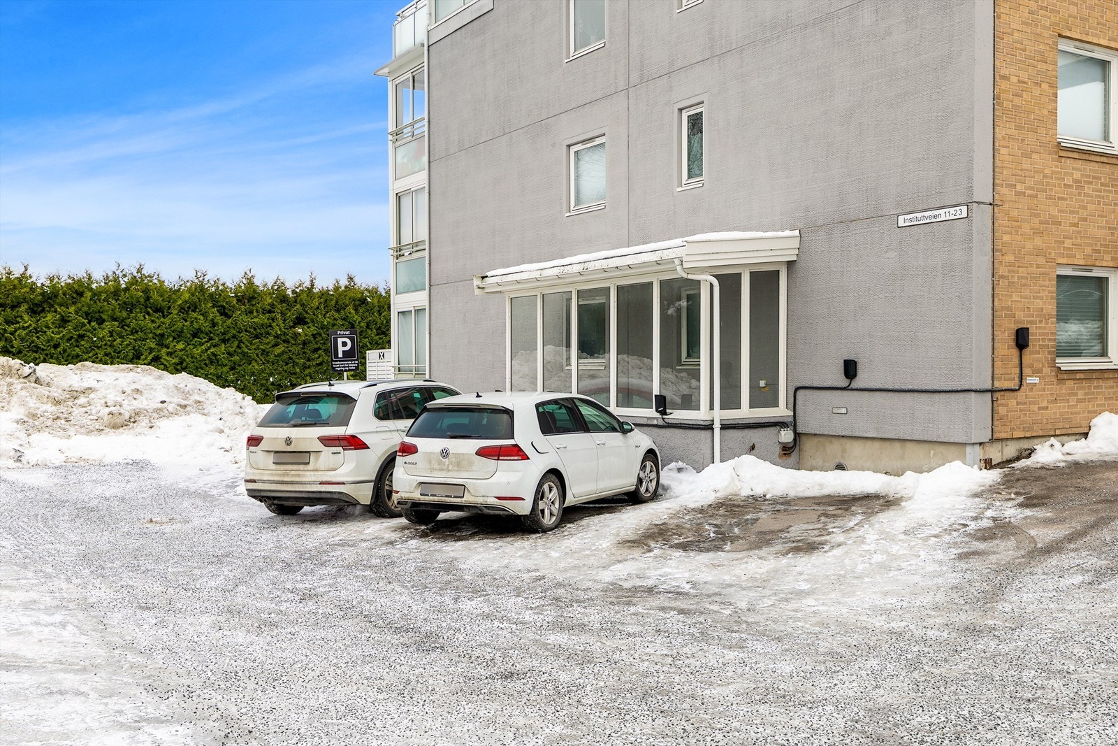 Til leiligheten hører parkeringsplass med el-bil lader. Galleribilde