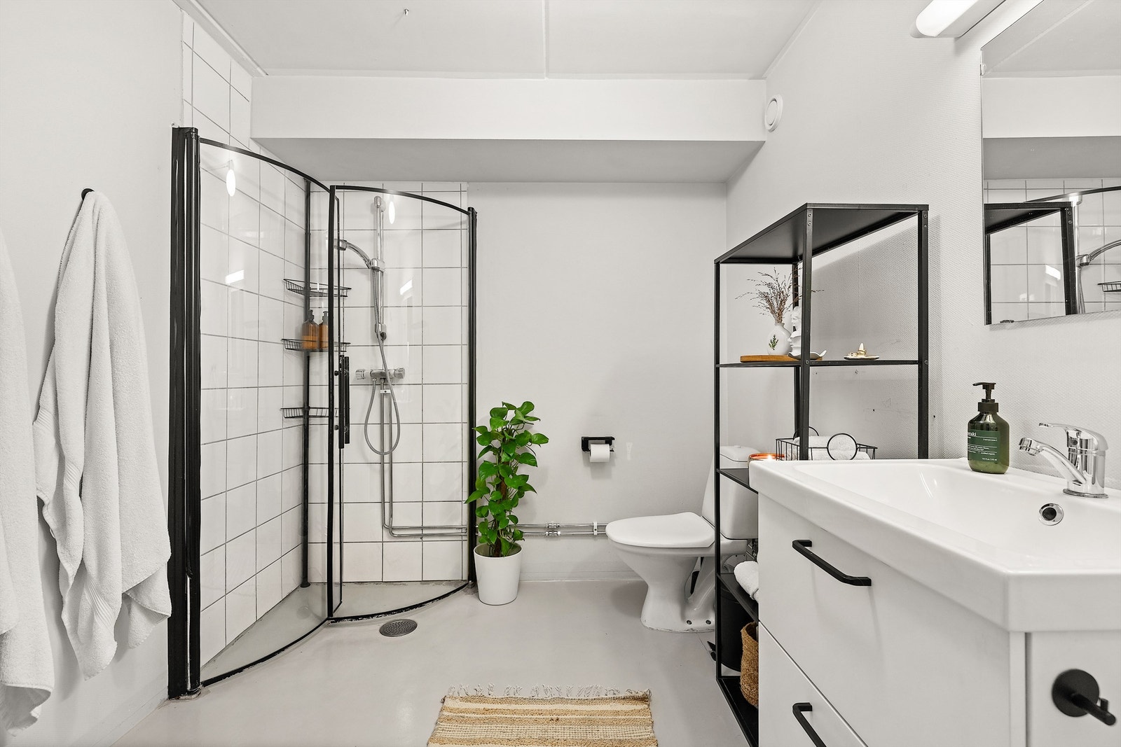 Bad med gulvbelegg og fliser i dusjsonen. Galleribilde