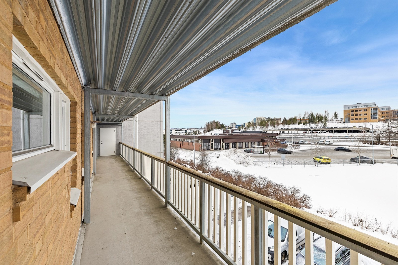 Adkomst til leiligheten i 3. etasje via overbygget svalgang. Galleribilde