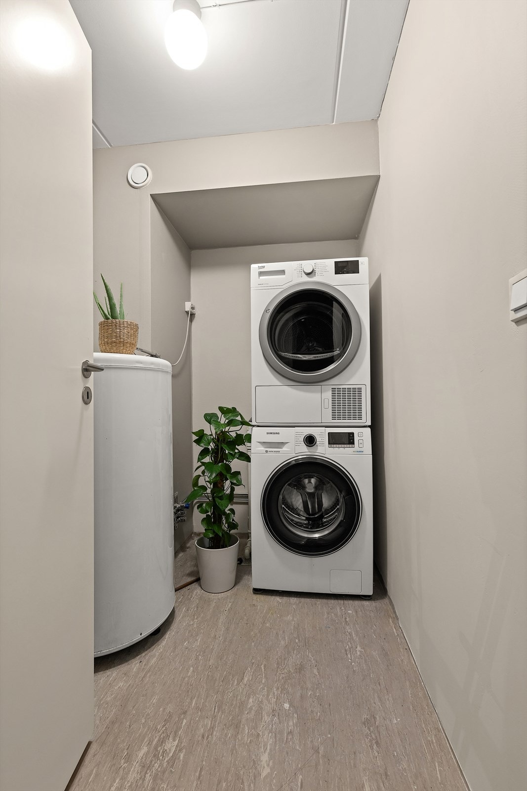 Leiligheten har et eget, praktisk vaskerom med opplegg for vaskemaskin. Galleribilde