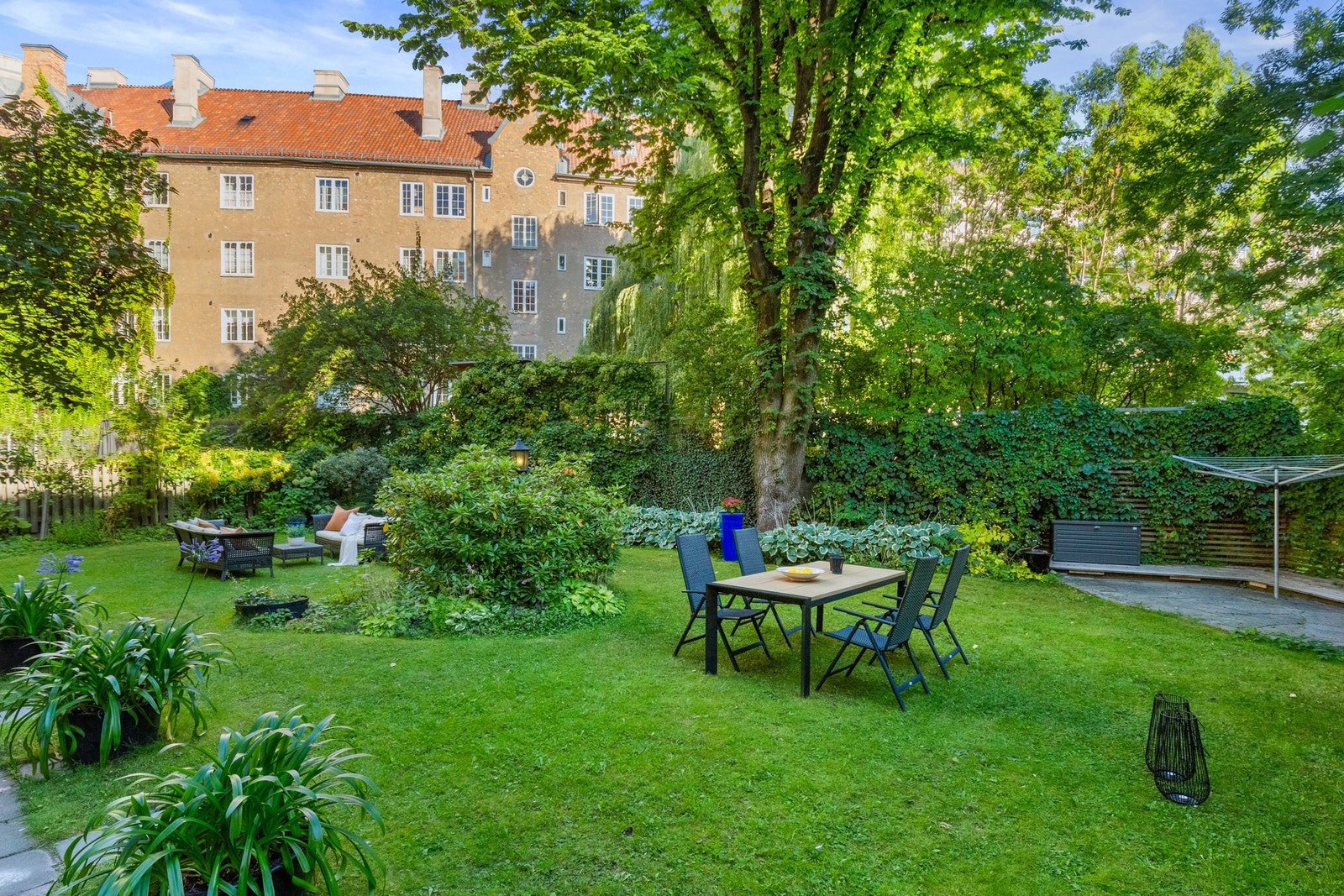 Bakhagen, som deles av 8 leiligheter, er oppgradert av tidligere Slottsgartner Tor Smaaland og fremstår som en skjult perle. Galleribilde